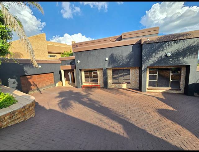 8 BEDROOM HOUSE FOR SALE IN BASSONIA